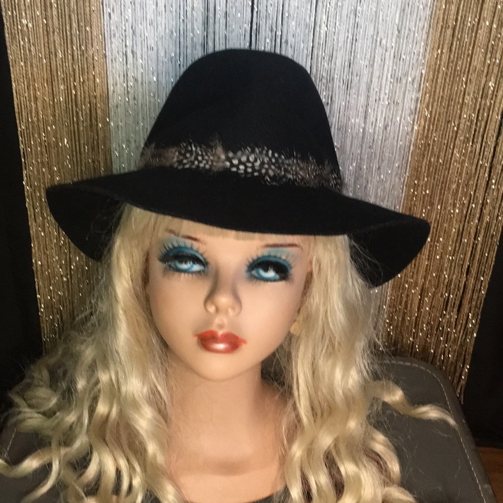 Felt Hat with Feather details